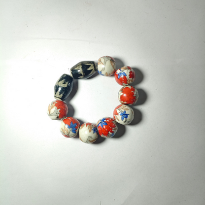 Elegant Floral Beaded Bracelet with Black Accent – Handmade Jewelry